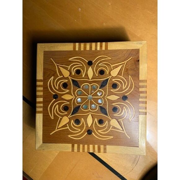 Wood Keepsake Jewelry Box Inlaid Shell Mosiac Hinged Box 4"x4" EUC - Picture 3 of 9
